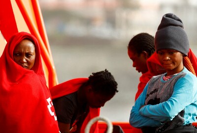 Des migrants arrivent aux Canaries après avoir été secourus dans l'Atlantique, le 29 janvier 2022. Crédit : Reuters