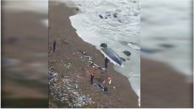 Capture d'écran d'une vidéo de l'embarcation naufragée à Mostaganem, en Algérie. Crédit : Twitter / @Heroesdelmar