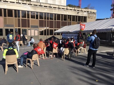 Des travailleurs sans-papiers employés à la Sépur en grève, le 1er novembre 2021, devant l'Hôtel de ville de Bobigny. Crédit : InfoMigrants