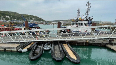 es embarcations utilisées par des migrants pour traverser la Manche, dans le porte de Douvres, fin avril 2022. Crédit : InfoMigrants