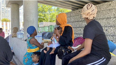 Nassara, Mariam et Karidja, ont décidé, avec d'autres familles sans hébergement, d'occuper un campement à Bagnolet, fatiguées "de devoir bouger tout le temps". Crédit : InfoMigrants