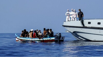 Des migrants secourus par les autorités italiennes au large de Lampedusa, le 28 août 2021. Crédit : Reuters