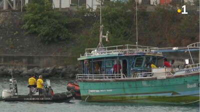 Les six personnes arrivées dimanche 31 juillet 2022 dans le port de Pointe-des-Galets, à La Réunion, étaient originaires du Sri Lanka. Ce pays en crise est situé à plus de 4 000 km de là. Crédit : capture d'écran d'un reportage de La 1ère. 