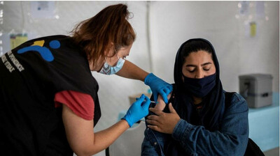 Injection du vaccin Johnson & Johnson dans le camp de migrants de Mavrovouni sur l'île de Lesbos, en Grèce, le 3 juin 2021. Crédits : Reuters