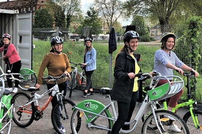 Des femmes réfugiées ou demandeuses d’asile apprennent à faire du vélo dans le parc du Heyritz, à Strasbourg. LVE