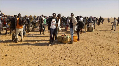 Des demandeurs d'asile soudanais marchent vers les locaux du HCR à Agadez pour protester contre leurs conditions de vie, en 2020 (archives). Crédit : DR