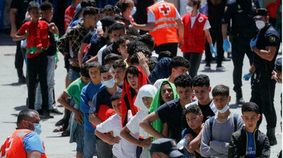 Des mineurs marocains font la queue pour recevoir de la nourriture, à Ceuta, le 19 mai 2021. Crédit : Reuters