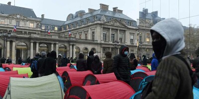 Depuis vendredi après-midi, des dizaines de tentes ont été posées sur la place du Palais-Royal, devant le Conseil d’Etat et face au musée du Louvre. ALAIN JOCARD / AFP