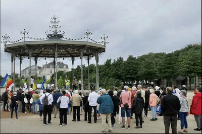 Au jardin du Mail, samedi 19 juin, de 16 h à 18 h, la coordination migrants s’est mobilisée de façon festive, avec musique, poèmes et chants, pour la journée internationale des réfugiés. | OUEST-FRANCE 