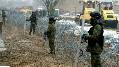  Des garde-frontières et militaires polonais à la frontière avec la Biélorussie à Tolcze, près de Kuznica, le 27 janvier 2022. © Czarek Sokolowski/AP 