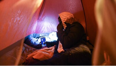 Un adolescent, en recours pour faire reconnaître sa minorité, sous sa tente à Paris, le 30 mars 2023. Crédit : Mehdi Chebil