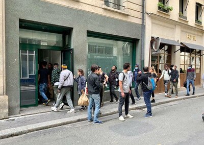 Des exilés arrivant au 17 rue Saulnier, à Paris, pour occuper un bâtiment vide, le 18 avril 2022. © Nejma Brahim / Mediapart