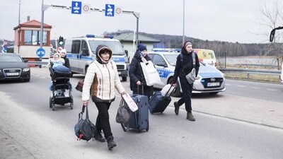 Des réfugiés ukrainiens traversent la frontière avec la Pologne le 4 mars 2022. (FIORA GARENZI / HANS LUCAS)