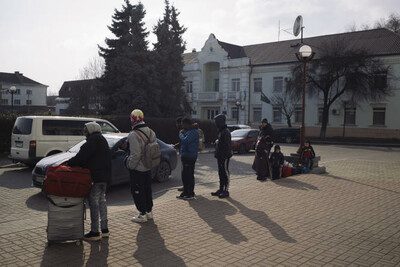 Des réfugiés s’apprêtent à quitter l’Ukraine depuis la ville frontalière de Tchop, Ukraine, le 4 mars 2022. PHILÉMON BARBIER / HANS LUCAS / COLLECTIF HORS FORMAT POUR « LE MONDE »