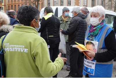  L'équipe du Secours Populaire de Montauban, dans le Tarn-et-Garonne, a récolté 1156 signatures pour demander l'arrêt de la procédure d'expulsion de Arben Collaku, prévue ce samedi 13 février. • © Bernard Frauciel