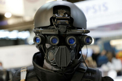 Un mannequin porte un casque équipé d'un dispositif de vision nocturne au salon Milipol 2021. - © Ludovic Marin / AFP