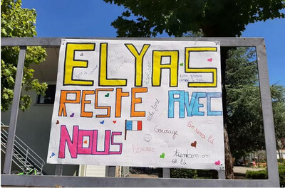 Les camarades d'Elyas ont placardé des affiches de soutien à l'entrée du collège. Crédit : DR