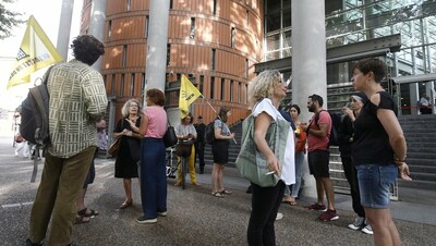 Une vingtaine de personnes se sont rassemblées devant le tribunal judiciaire pour soutenir les familles menacées d'expulsion./ DDM - Michel Viala