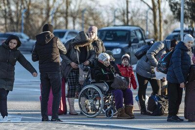 Des dizaines de milliers de personnes, y compris des ressortissants de pays tiers fuyant la guerre en Ukraine, traversent le poste frontière de Palanca en République de Moldova. Photo: OIM/Safa Msehli