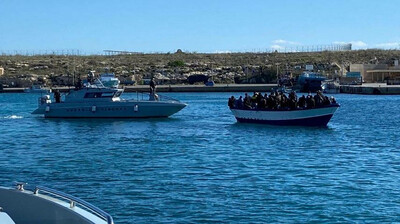 Des migrants arrivent dans le port de Lampedusa, le 1er novembre 2020. Crédit : Ansa