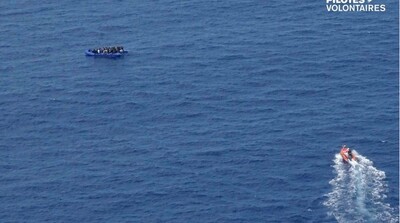 Le navire Louise Michel a porté secours à 71 personnes en Méditerranée, mercredi 17 mai 2023. l'embarcation avait été repérée par l'avion de Pilotes Volontaires. Crédit : Facebook Pilotes Volontaires 