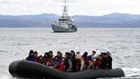Des migrants en mer Égée, près des côtes grecques. Crédit : AP
