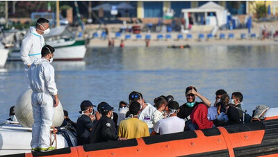 Des migrants arrivent dans le port de Lampedusa, le 3 août 2020. Crédit : Ansa