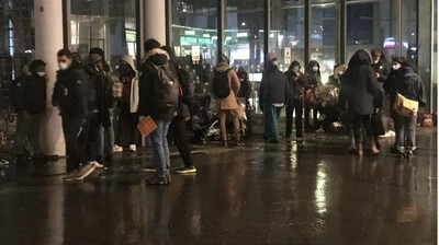 Des migrants attendent d'être pris en charge par l'association Utopia56 pour la nuit, dans le nord de Paris. Crédit : InfoMigrants