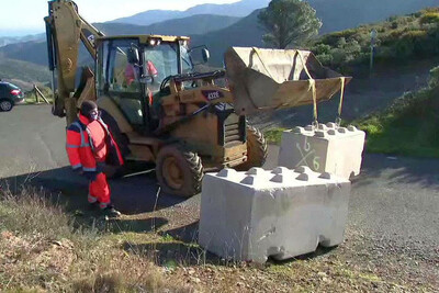 Fermeture par des blocs de béton du col de Banyuls, à la frontière franco-espagnole, le 11 janvier (F3/LR) 