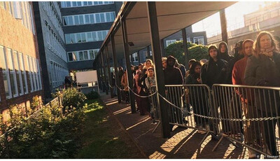Des demandeurs d'asile attendent l'ouverture d'un bureau d'immigration à Berlin en 2019. Crédits: DW/C.Nasman