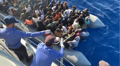 Des gardes-côtes libyens interceptent une embarcation de migrants en Méditerranée, en novembre 2019. Image d'illustration. Crédit : France 24 / InfoMigrants