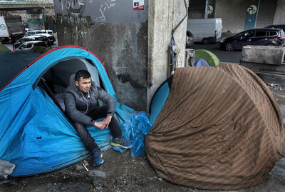 En 2020, les Afghans représentaient 10,7 % des demandes d’asile, soit 10 364 demandes sur 96 424 au total. Ici, un jeune Afghan vivant dans une tente sous l'autoroute A1 dans le nord de Paris en 2019.  • AKE ERICSON/REDUX-REA 
