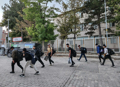 Des migrants cherchant à entrer illégalement en Grèce via Edirne, en Turquie, le 21 septembre 2022. (Cem Tekkesinoglu/Dia images/Getty Images)