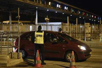 Un contrôle de police au péage du Boulou (Pyrénées-Orientales), avant la frontière espagnole, le 13 novembre 2020. RAYMOND ROIG / AFP