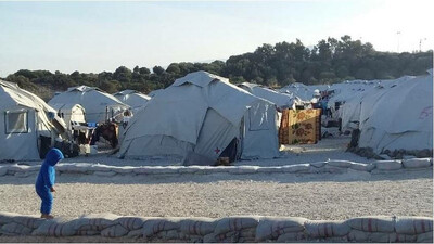 Plus de 7 300 personnes vivent dans le nouveau camp provisoire de Lesbos, dont plus de 1 200 familles. Crédit : DR