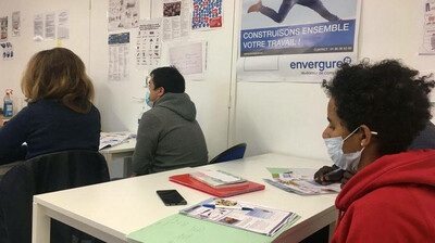 Un jeune étranger suit un cours de français avant de débuter un apprentissage. Image d'illustration. Crédit : InfoMigrants