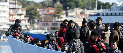 Des migrants à bord d’un bateau de l’agence Frontex arrivent dans la ville portuaire de Mytilène sur l’île de Lesbos, en Grèce, le 5 mars 2016.HANNIBAL HANSCHKE / REUTERS