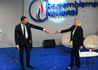 Jordan Bardella rejoint sur scène par Marine Le Pen, l’ancienne dirigeante du parti et actuelle présidente des députés du RN à l’Assemblée, lors du 18e congrès du Rassemblement national, à Paris, le 5 novembre 2022. ALAIN JOCARD / AFP