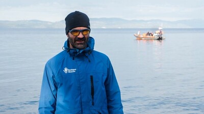 Le sauveteur bénévole Arnaud Banos sur l'île de Lesbos, en décembre 2019. En arrière-plan, le zodiac de sauvetage de l'ONG Refugee Rescue. Crédit : Julie Bourdin