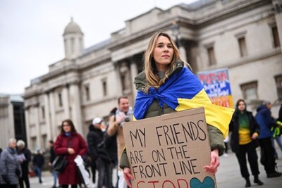 Au Royaume-Uni, à Londres, une manifestation a eu lieu dimanche 5 mars en soutien aux Ukrainiens et contre l'invasion russe dans le pays. Crédit : Reuters