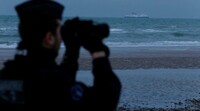 Une patrouille de police sur la plage de Calais. Crédit : Reuters