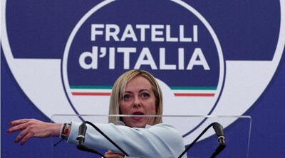 La leader de Fratelli d'Italia, Giorgia Meloni, s'exprime au siège de son parti, pendant la soirée électorale des législatives, à Rome, en Italie, le 26 septembre 2022. Crédit : Reuters