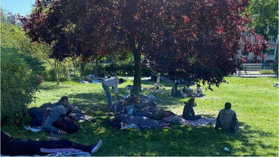 Environ 300 migrants dorment depuis dimanche au jardin Villemin, dans Paris. Crédit : InfoMigrants