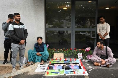 Des proches d’Abdul Quayyem Ahmadzai rassemblés devant l’immeuble où le jeune Afghan a été tué quelques jours plus tôt, à Colmar, le 17 août 2022. FREDERICK FLORIN / AFP