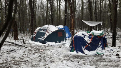 Des centaines de migrants ont dormi sous la neige ce week-end dans le nord de la France. Crédit : Utopia 56