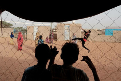 Des enfants regardent un match de volley-ball dans le camp de réfugiés de M’Berra, à Bassikounou (Mauritanie) le 8 juin 2022. GUY PETERSON / AFP