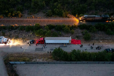 Vue aérienne du camion dans lequel au moins 51 personnes sont mortes, près de San Antonio (Texas), le 27 juin 2022. JORDAN VONDERHAAR / AFP