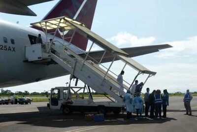Des Camerounais menottés descendent d’un avion américain rapatriant des personnes expulsées, à Douala, le 14 octobre 2020. HRW 