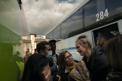 Des Ukrainiens attendent un bus arrivant d’Ukraine avec des réfugiés à son bord, à Marseille, le 3 mars 2022. PATRICK GHERDOUSSI/DIVERGENCE POUR «LE MONDE» 