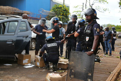 Intervention des forces de police lors d’une manifestation à Mamoudzou (Mayotte), le 2 septembre 2020. ALI AL-DAHER / AFP